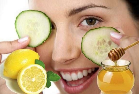 Mulher com pepinos no rosto para atenuar linhas de expessão