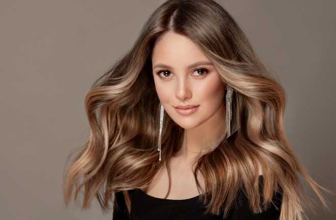 saiba agora se os apliques de queratina são uma boa opção para quem sofre de alopecia mulher com alopecia usando aplique de queratina para restaurat volume e falhas no cabelo