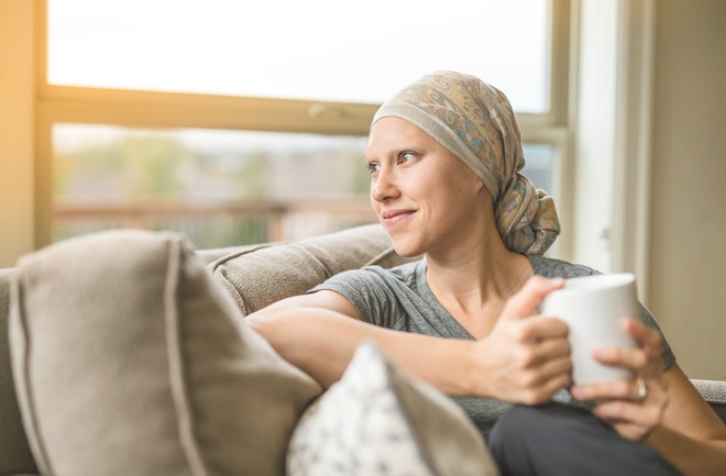mulher com alopecia areata feliz ao realizar procedimentos estéticos