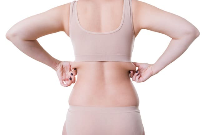 mulher com gordura localizada nas costas