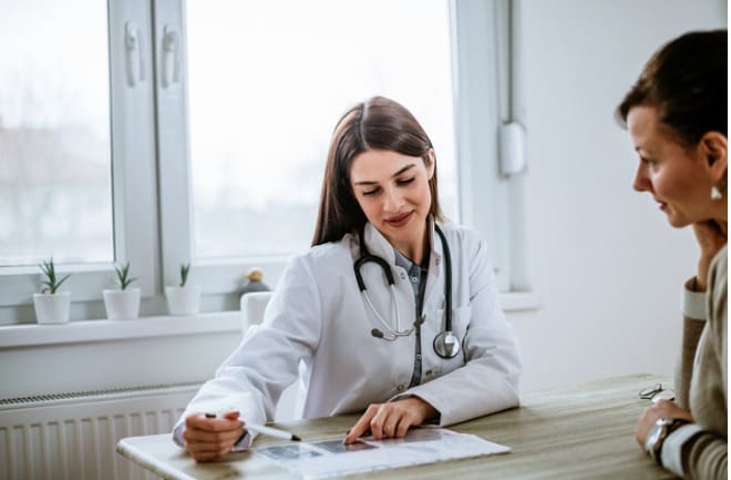 paciente realizando avaliação inicial para cirurgia plástica