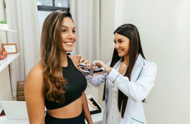 médica avaliando paciente para cirurgia plastica