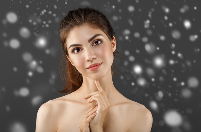 mulher após realizar cirurgia plástica no inverno