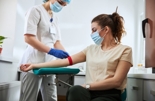 mulher realizando exames antes de realizar primeira cirurgia plástica.
