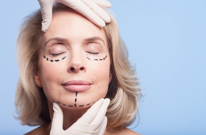 mulher realizando avaliação para cirurgia plástica