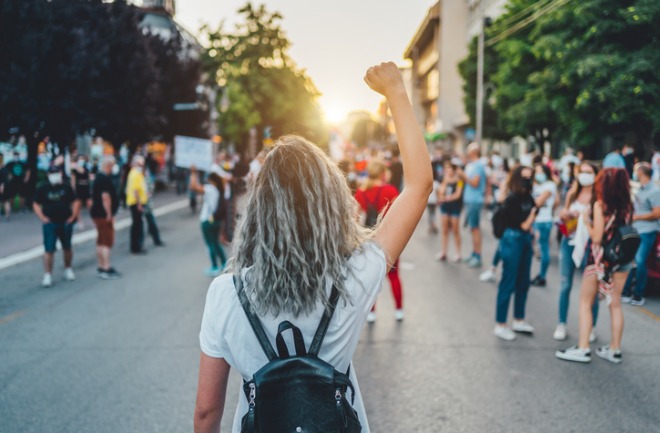 mulher em manifestação em prol do feminismo e a liberdade de escolha perante ao corpo da mulher e realização de cirurgias plásticas