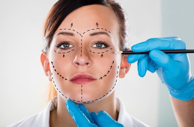 mulher realizando planejamento de cirurgias plásticas faciais em um consultório médico