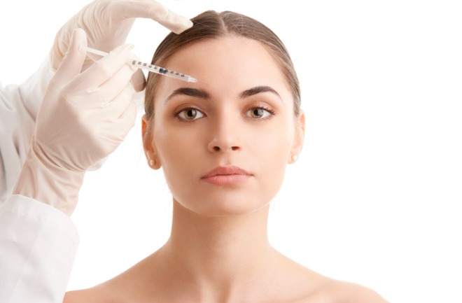 saiba como colocar botox sem perder as expressões faciais mulher a colocar botox facial