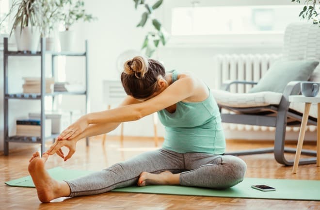 mulher realizando exercícios para aumentar a imunidade