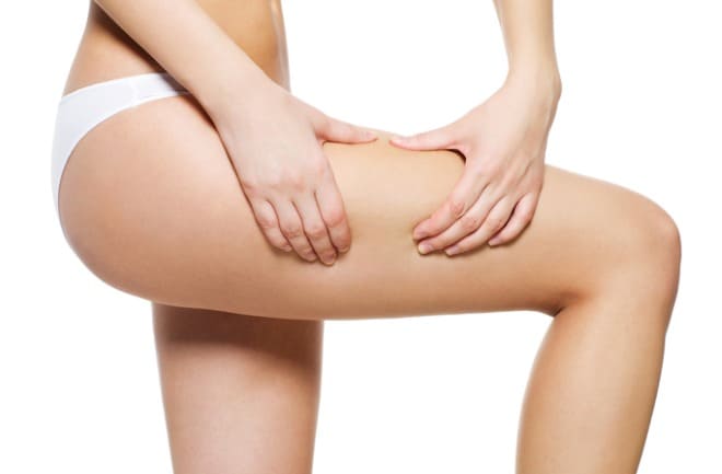 mulher realizando massagem para diminuir a celulite