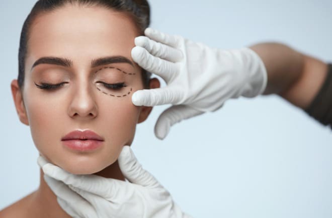 mulher realizando blefaroplastia inferior