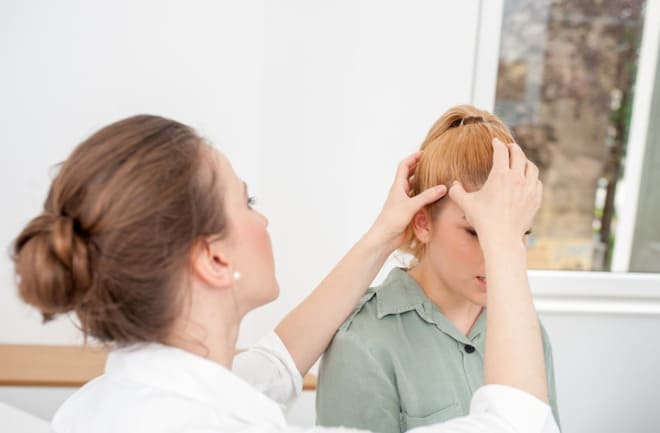 médica realizando avaliação para trabsplante capilar