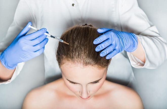 mulher realizando transplante