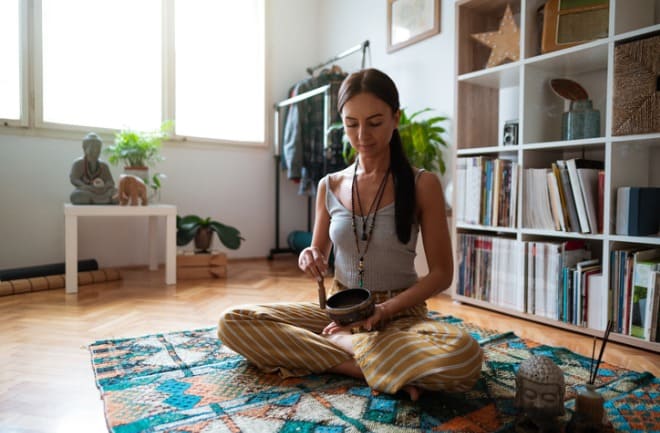 mulher utilizando feng shui para 2023