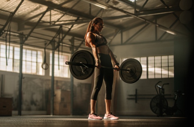 mulher praticando crossfit após cirurgia plástica
