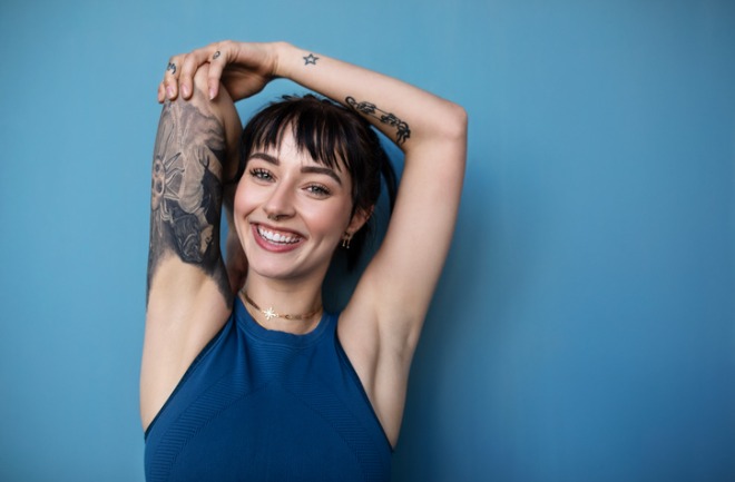 mulher após se submeter a depilação a laser e tatuagem