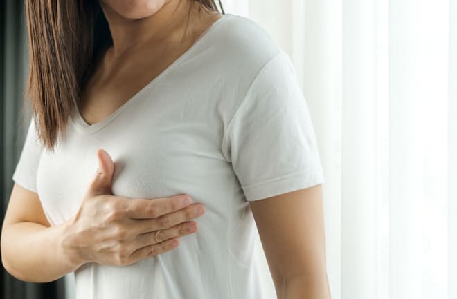 mulher com deslocamento da prótese de silicone