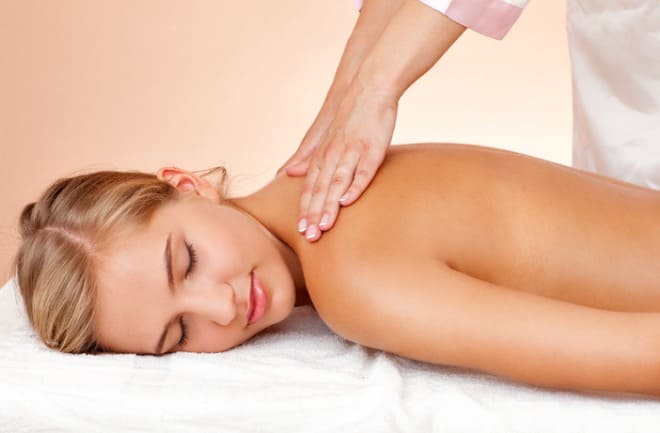 mulher fazendo massagem modeladora
