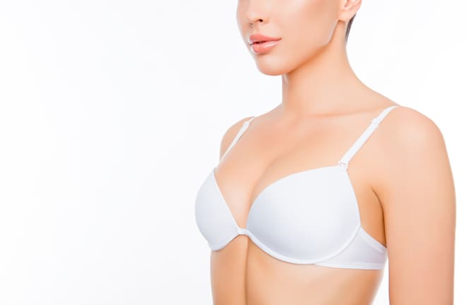 mulher após mastopexia com protese