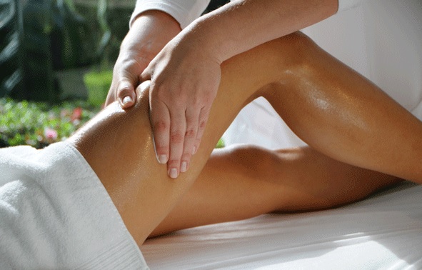 Mulher fazendo Drenagem linfática nas pernas