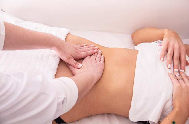 mulher recebendo drenagem linfática manual