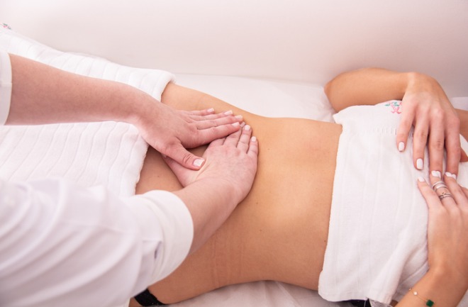 mulher recebendo drenagem linfática por profissional