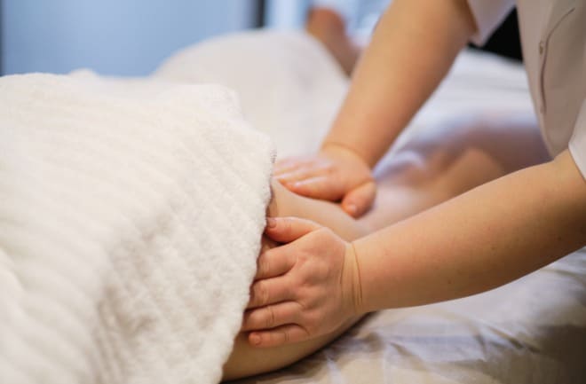 mulher recebendo drenagem linfatica