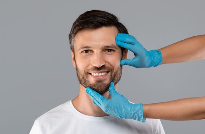homem sendo avaliado para cirurgia plastica