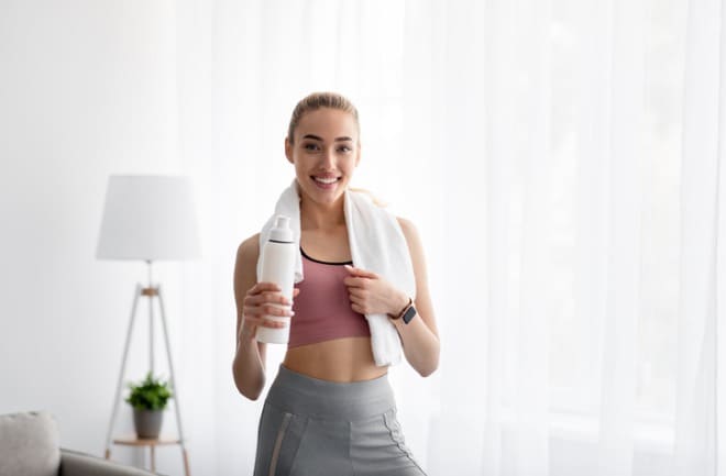 mulher realizando exercícios liberados pós-silicone