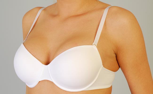 mulher com sutiã branco