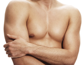 Homem de braços cruzados