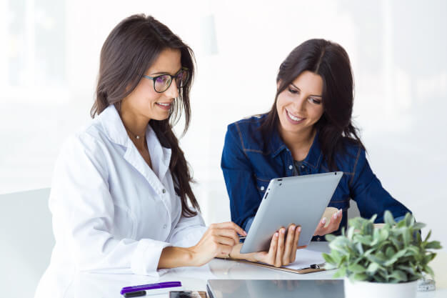 médica atendendo paciente indicação de lipoescultura médica atendendo paciente indicação de lipoescultura