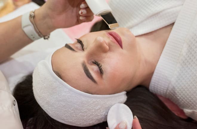 mulher realizando aplicação do peeling de fenol