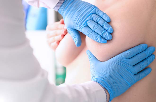 mulher sendo examinada para realização de lifting de mama