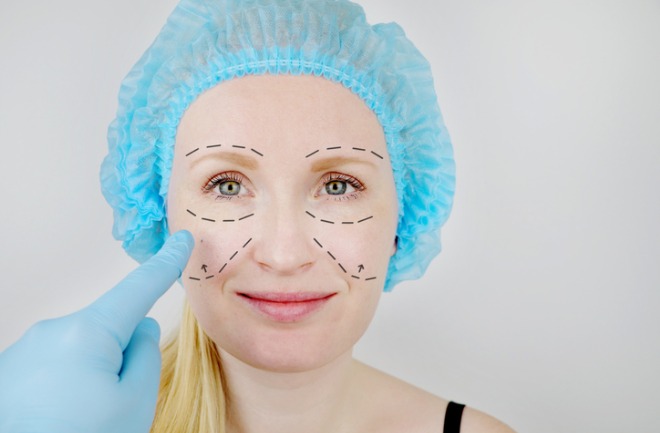 saiba quanto tempo após o lifting facial é possivel aplicar botox mulher em consultório médico prester a realizar lifting facial