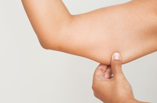 mulher beslicando o braço