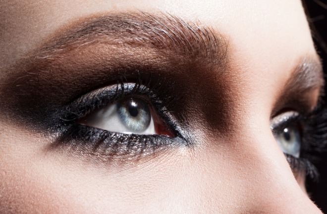 mulher usando maquiagem pesada se perguntando se maquiagem envelhece a pele