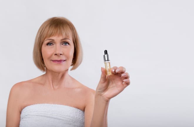 mulher com seringa de procedimento estético