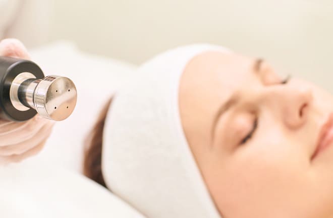 mulher realizando procedimento sem bisturi