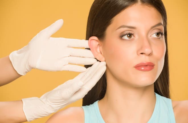 médico analisando orelha da paciente