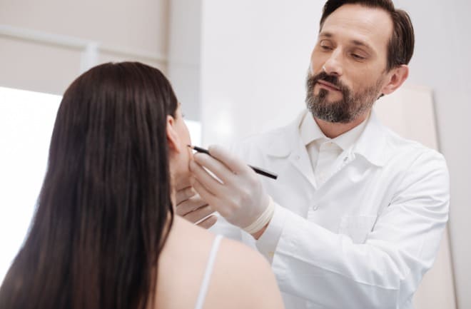 médico avaliando paciente