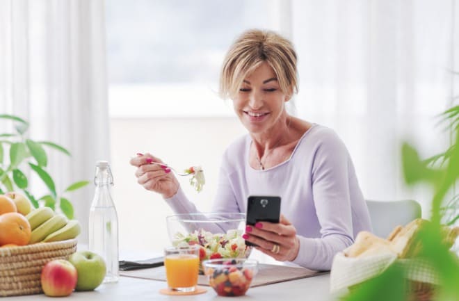 mulher comendo alimentos antienvelhecimento