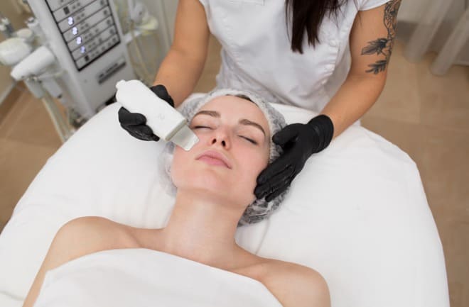 mulher realizando peeling para rejuvenescimento facial