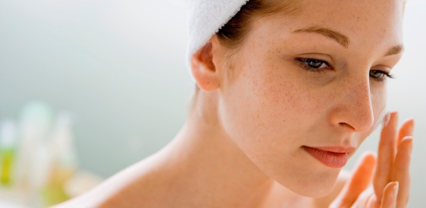 mulher fazendo limpeza de pele