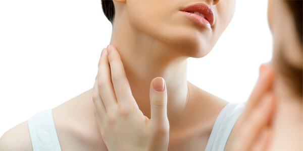 Mulher observando o envelhecimento da pele do pescoço no espelho