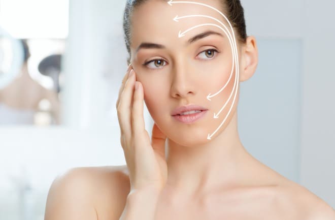 mulher com pontos de preenchimento facial