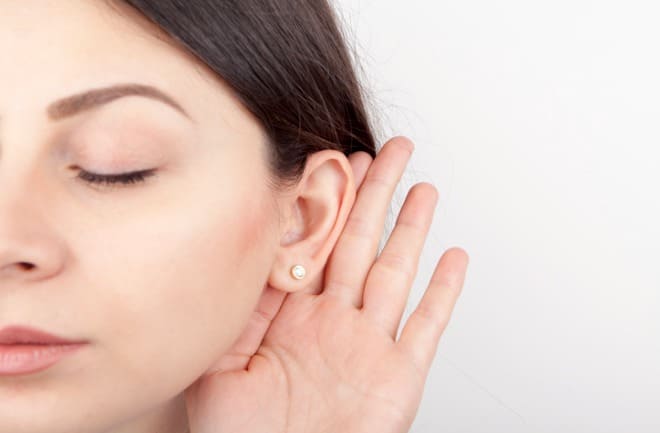 mulher mostrando sua orelha