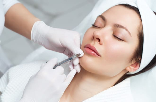 mulher realizando tipo de preenchimento facial