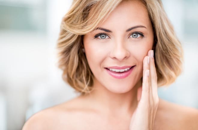 mulher tocando seu rosto