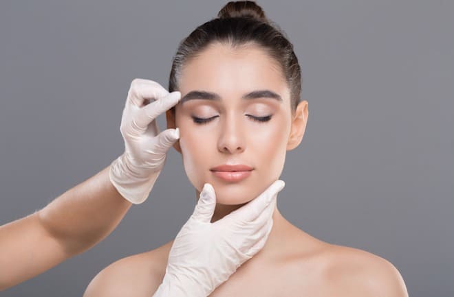 médico analisando rosto da paciente